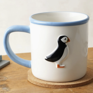 Tasse en céramique macareux